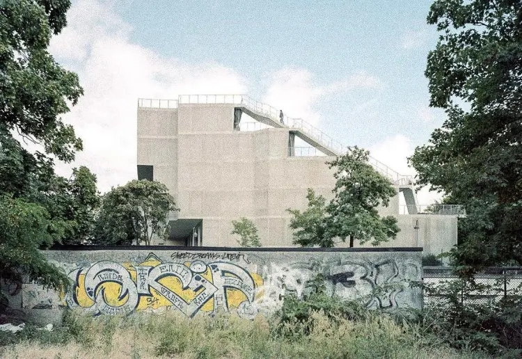 LOBE SPACE GARDEN TERRACE ROOFTOP BRUTALIST