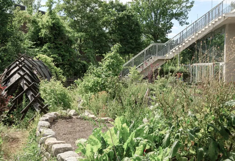 LOBE SPACE GARDEN TERRACE ROOFTOP BRUTALIST