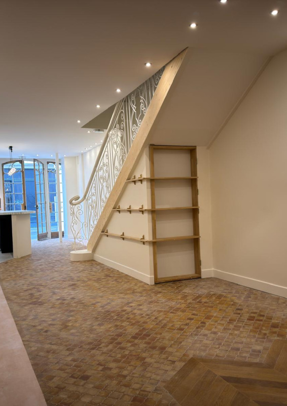 Entire art gallery in 4th arrondissement of Paris