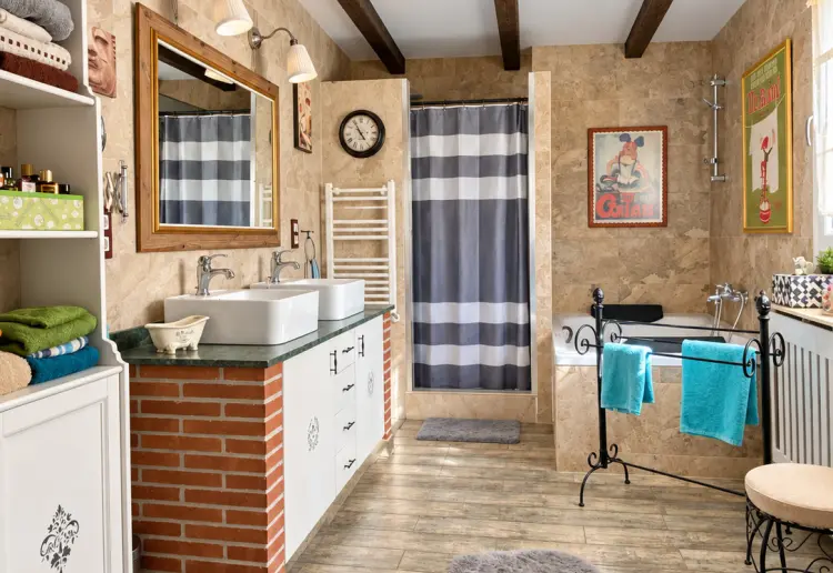 Three-storey rustic house with swimming pool, garden and large covered porch