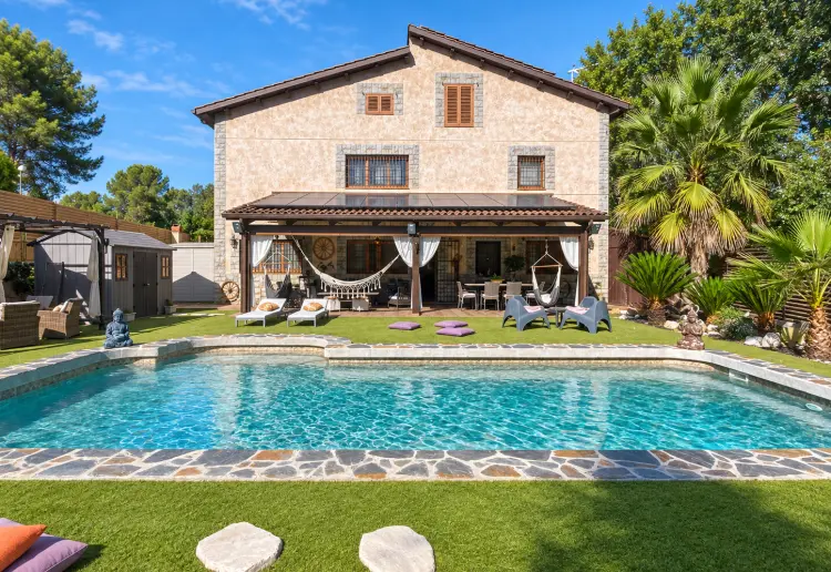 Three-storey rustic house with swimming pool, garden and large covered porch