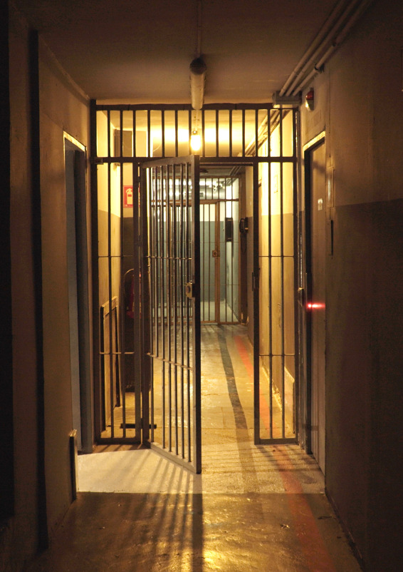 550 m² Immersive Prison Set