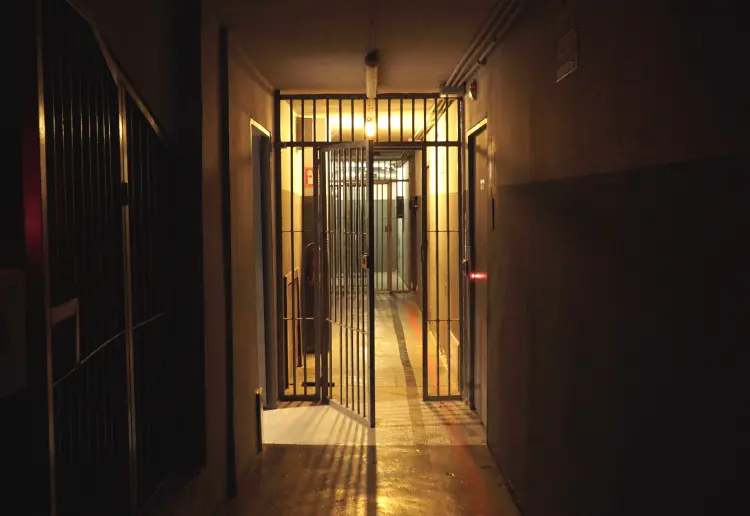 550 m² Immersive Prison Set
