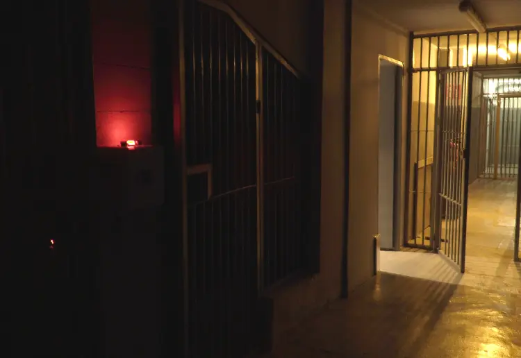550 m² Immersive Prison Set