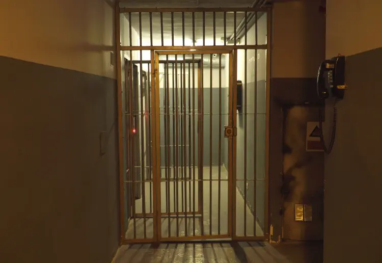 550 m² Immersive Prison Set