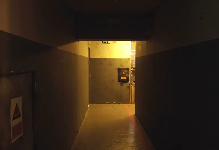 550 m² Immersive Prison Set