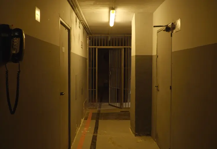 550 m² Immersive Prison Set