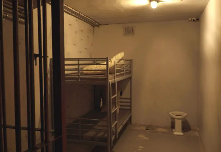 550 m² Immersive Prison Set