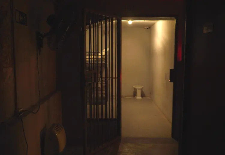 550 m² Immersive Prison Set