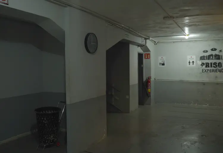 550 m² Immersive Prison Set