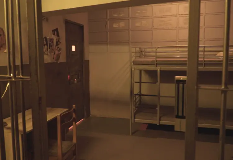 550 m² Immersive Prison Set