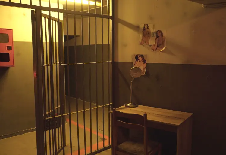 550 m² Immersive Prison Set