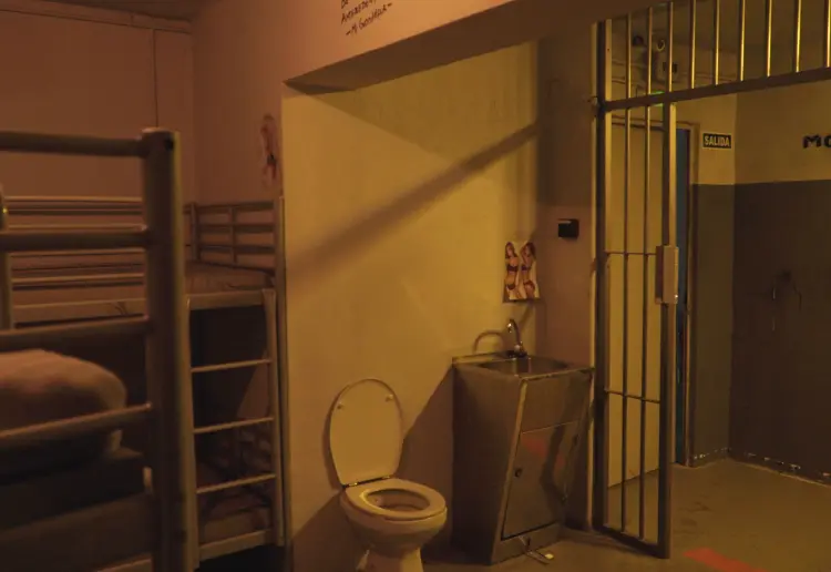 550 m² Immersive Prison Set