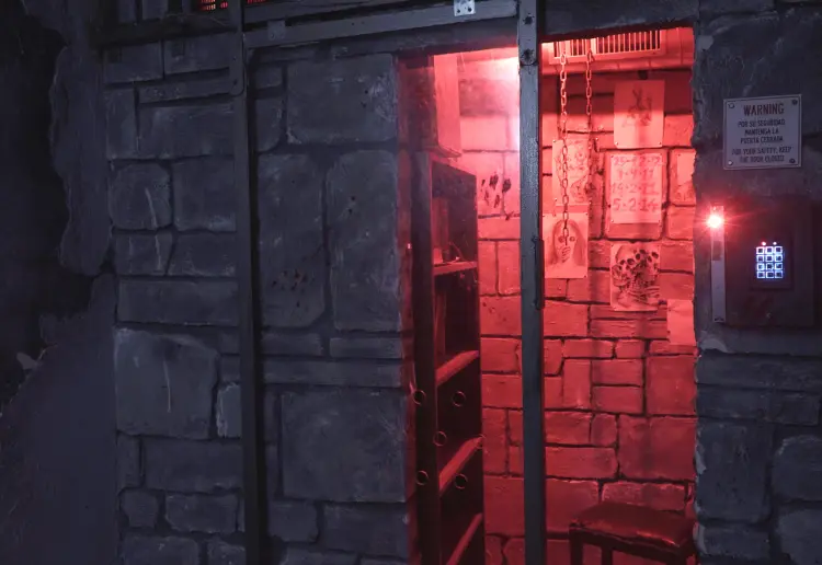 550 m² Immersive Prison Set