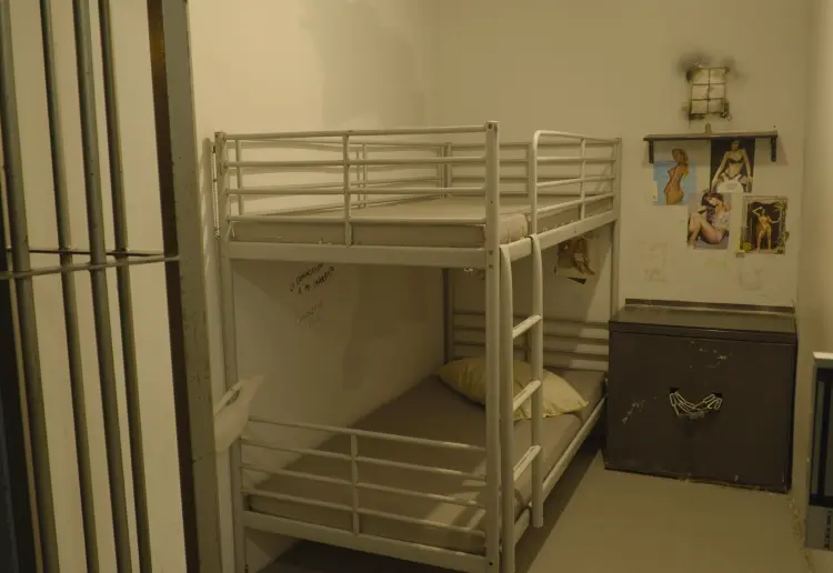 550 m² Immersive Prison Set