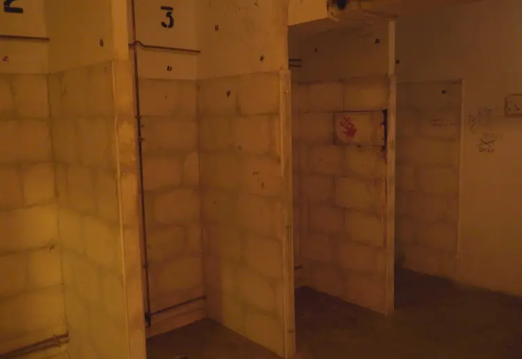550 m² Immersive Prison Set