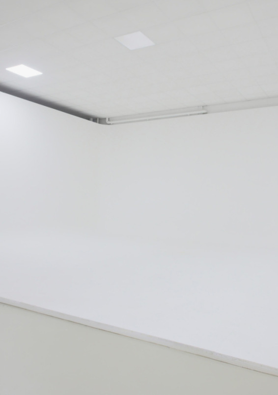 Studio 55 est un espace de 250 m² entièrement dédié à la production photo et vidéo, situé aux portes