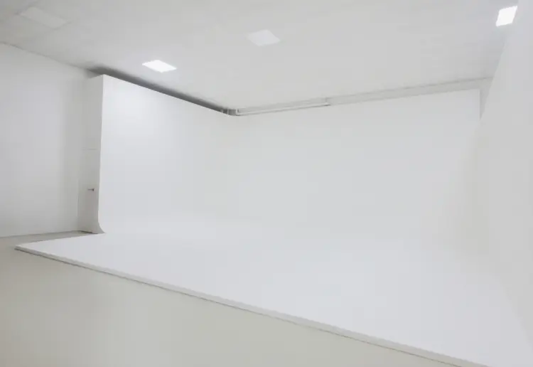 Studio 55 est un espace de 250 m² entièrement dédié à la production photo et vidéo, situé aux portes