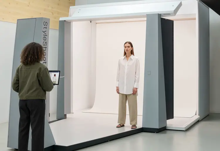 Studio 55 est un espace de 250 m² entièrement dédié à la production photo et vidéo, situé aux portes