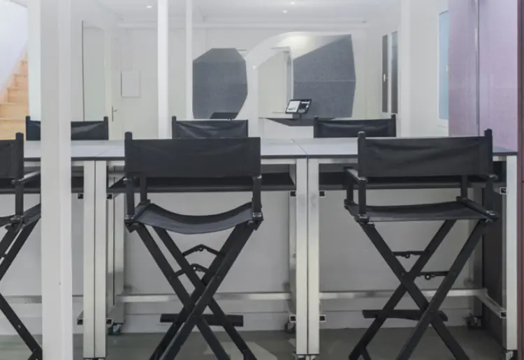 Studio 55 est un espace de 250 m² entièrement dédié à la production photo et vidéo, situé aux portes