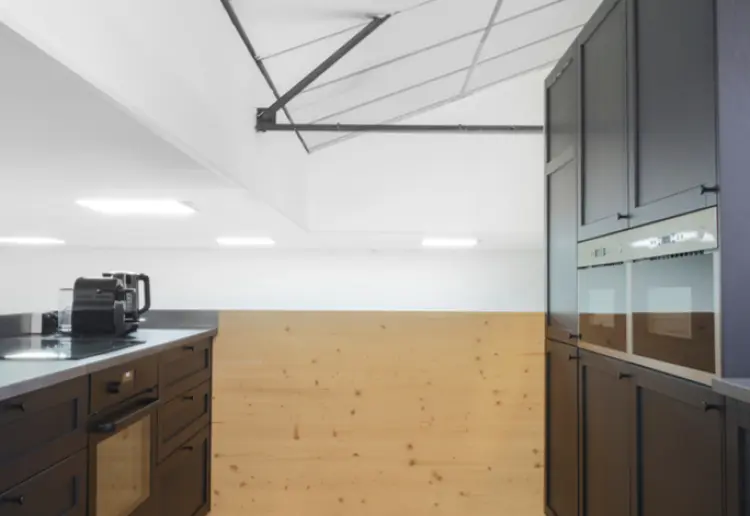 Studio 55 est un espace de 250 m² entièrement dédié à la production photo et vidéo, situé aux portes