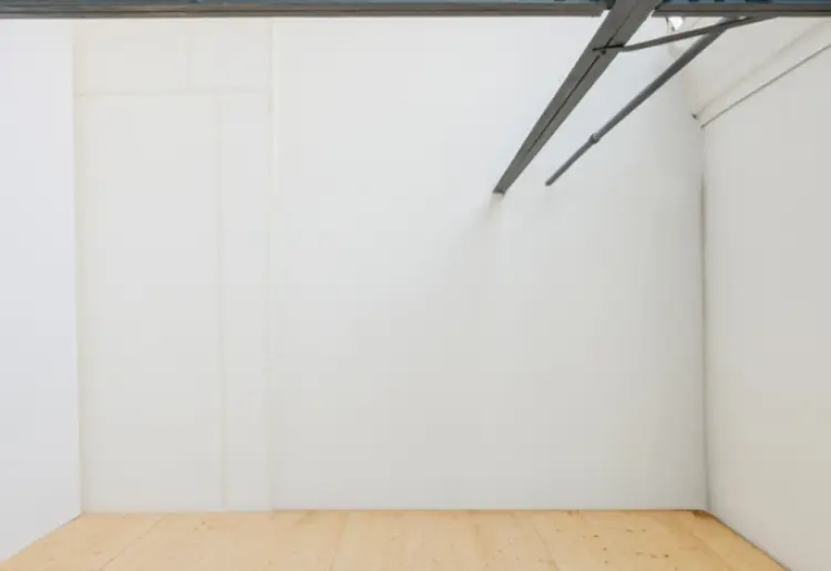 Studio 55 est un espace de 250 m² entièrement dédié à la production photo et vidéo, situé aux portes