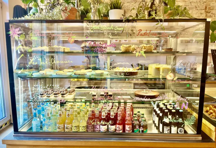 COLORFUL, FLEXIBLE POP-UP SPACE IN CENTRAL BERLIN AREA