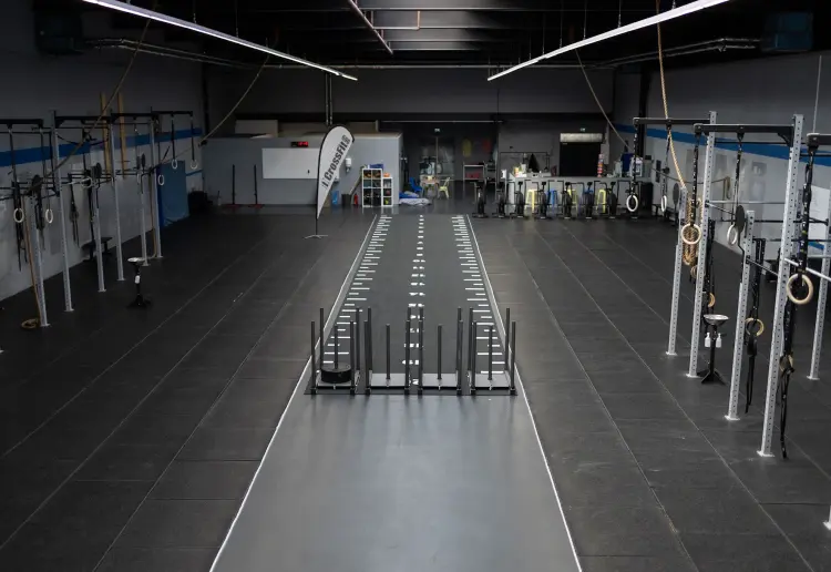 Große Lagerhalle die zum Fitnessstudio umgebaut wurde