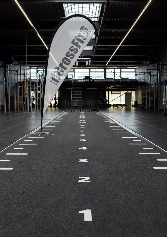 Große Lagerhalle die zum Fitnessstudio umgebaut wurde