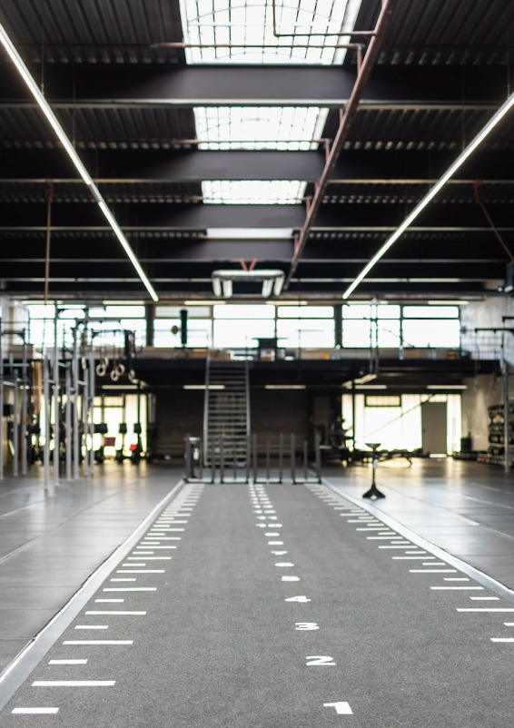Große Lagerhalle die zum Fitnessstudio umgebaut wurde