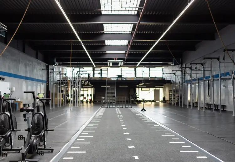 Große Lagerhalle die zum Fitnessstudio umgebaut wurde