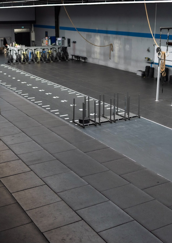 Große Lagerhalle die zum Fitnessstudio umgebaut wurde