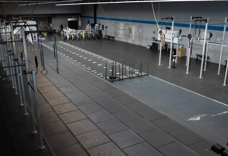 Große Lagerhalle die zum Fitnessstudio umgebaut wurde