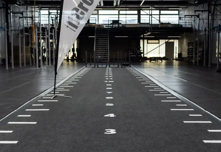 Große Lagerhalle die zum Fitnessstudio umgebaut wurde