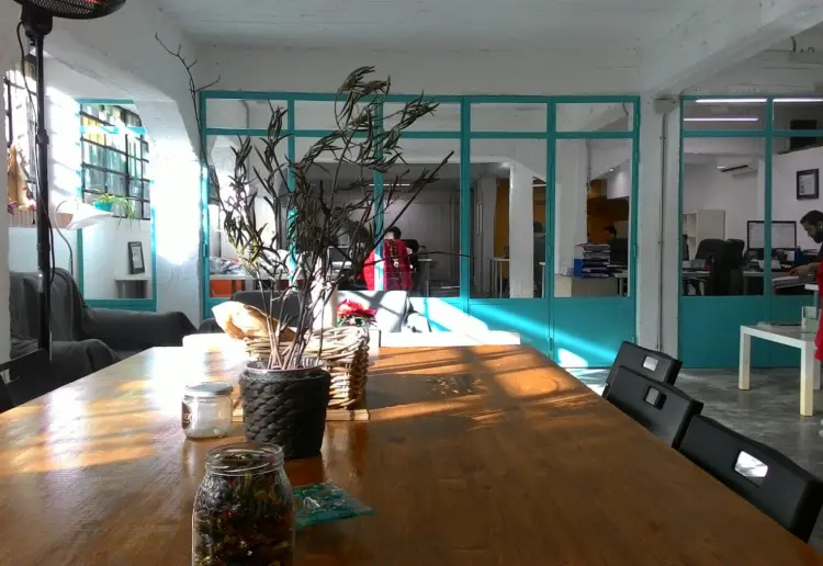 Local taller con encanto, luz y aire libre