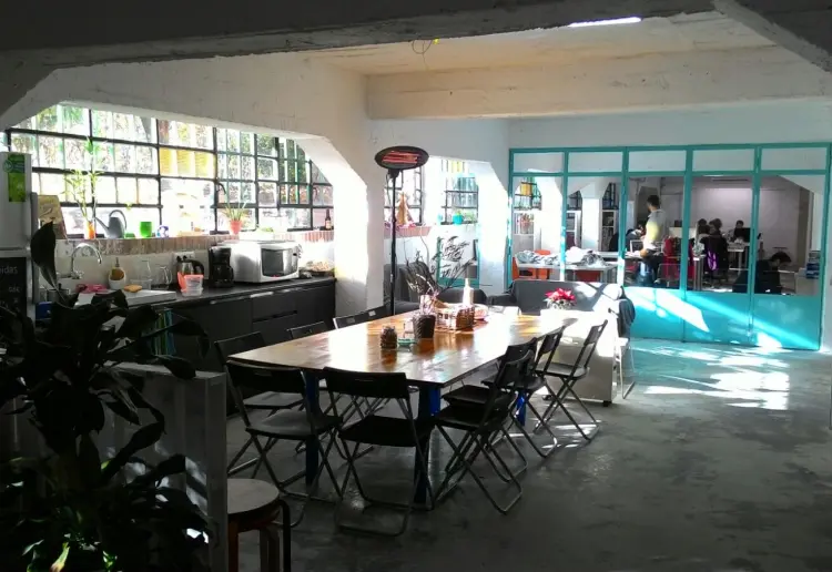 Local taller con encanto, luz y aire libre