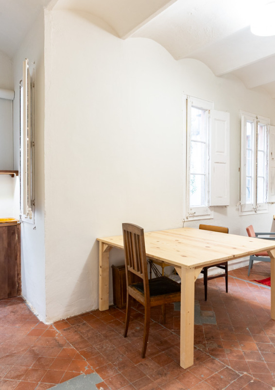 Tarima, sala de reuniones, oficina, cowork.