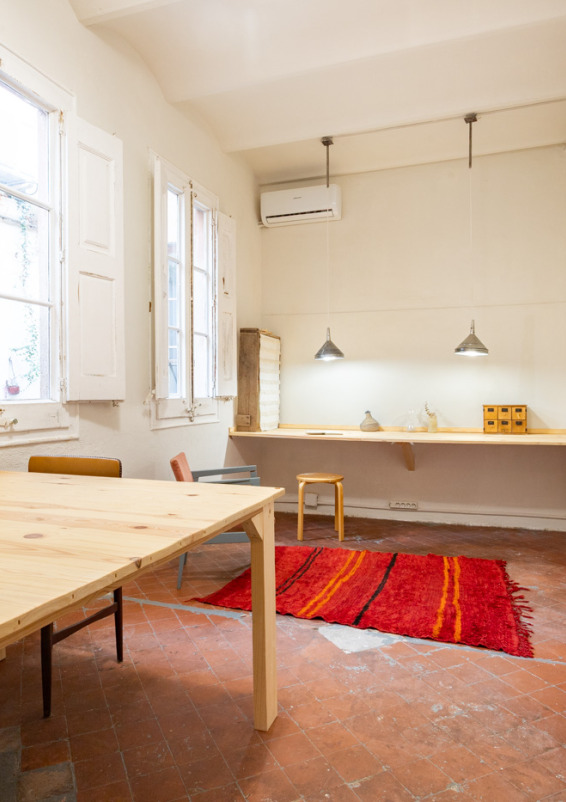 Tarima, sala de reuniones, oficina, cowork.