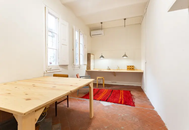 Tarima, sala de reuniones, oficina, cowork.