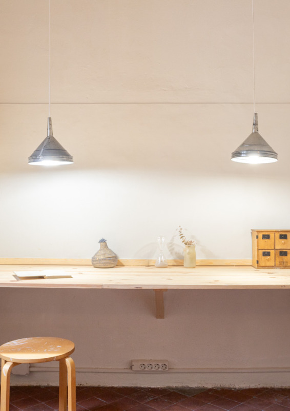 Tarima, sala de reuniones, oficina, cowork.