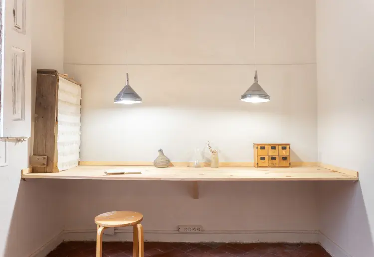 Tarima, sala de reuniones, oficina, cowork.