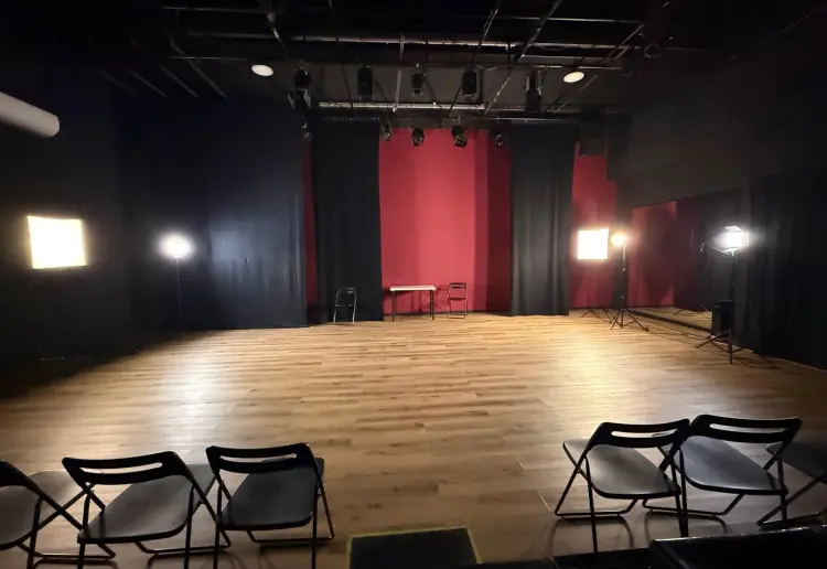 Excelente sala amplia en el centro de la ciudad