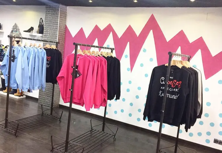 Se alquila espacio a marcas  para exposición y venta.
