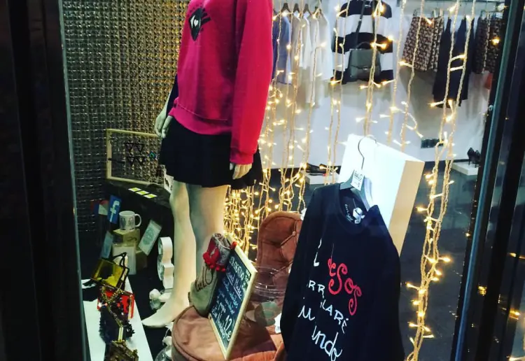 Se alquila espacio a marcas  para exposición y venta.