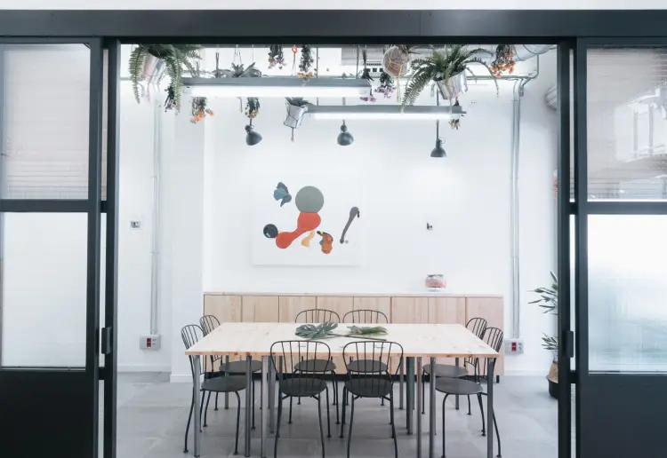 Espacio acogedor con luz natural y con patio interior.