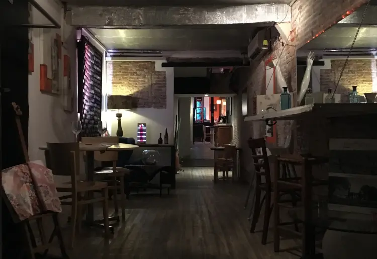 tienda de ropa con bar