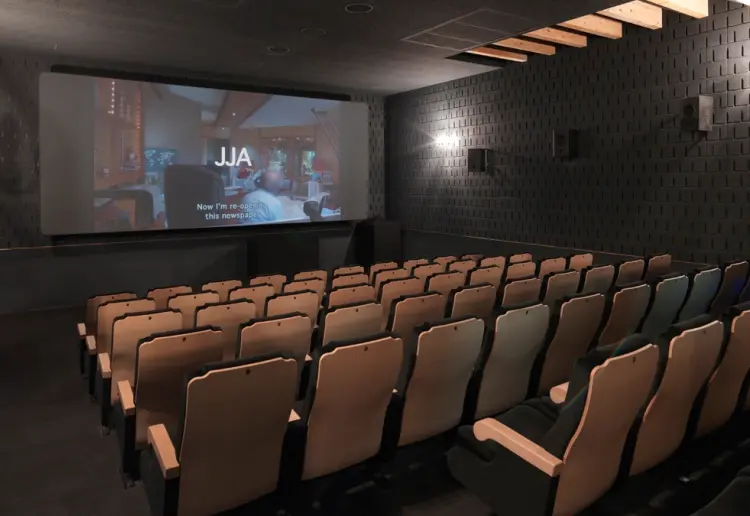 Sala de proyecciones, presentaciones y celebraciones, con bar y espacio polivalente