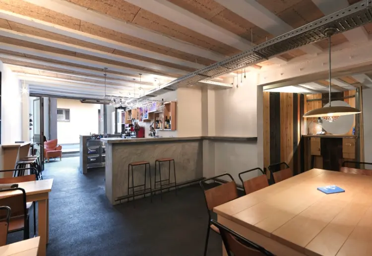 Sala de proyecciones, presentaciones y celebraciones, con bar y espacio polivalente