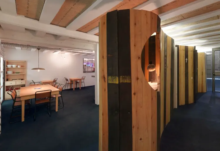 Sala de proyecciones, presentaciones y celebraciones, con bar y espacio polivalente