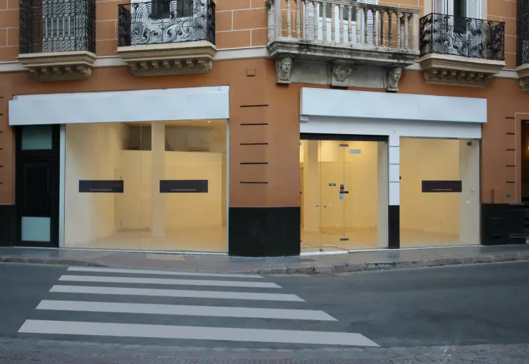 ESQUINA EN PLENO CENTRO,  A 30 METROS DE LA PLAZA DE LA  CAMPANA